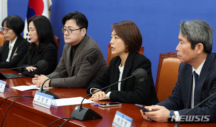 [서울=뉴시스] 추상철 기자 = 고민정 더불어민주당 언론자유대책특별위원장이 23일 오전 서울 여의도 국회에서 열린 '방심위원 불법 해촉 대응 긴급간담회'에서 발언하고 있다. 2024.01.23. scchoo@newsis.com