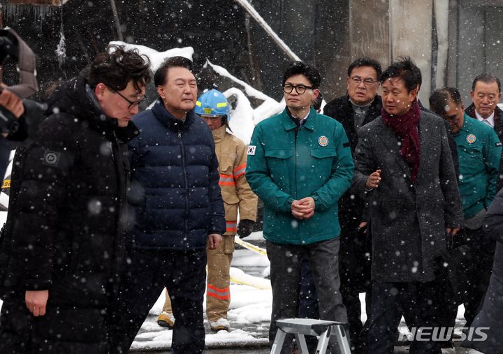 [서천=뉴시스] 조성봉 기자 = 윤석열 대통령과 한동훈 국민의힘 비상대책위원장이 23일 오후 충남 서천군 서천수산물특화시장 화재 현장을 찾아 피해 상황을 점검하고 있다. 2024.01.23. suncho21@newsis.com