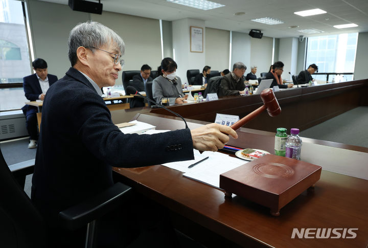 [서울=뉴시스] 김명년 기자 = 김광동 진실·화해를위한과거사정리위원회 위원장이 23일 오후 서울 중구 진실화해위원회에서 열린 전체위원회에서 의사봉을 두드리고 있다. 2024.01.23. kmn@newsis.com