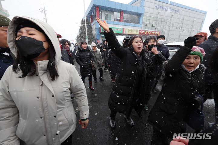 [서천=뉴시스] 조성봉 기자 = 23일 오후 충남 서천군 서천수산물특화시장 화재 현장에서 피해 상인들이 윤석열 대통령과의 면담을 요구하고 있다. 2024.01.23. suncho21@newsis.com