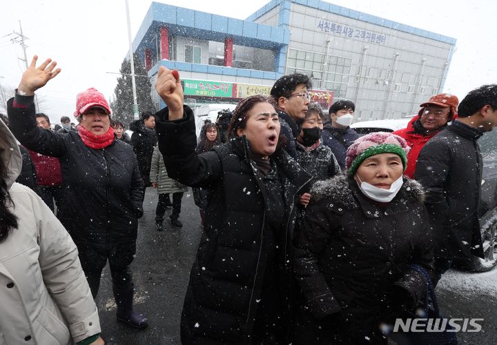 [서천=뉴시스] 조성봉 기자 = 23일 오후 충남 서천군 서천수산물특화시장 화재 현장에서 피해 상인들이 윤석열 대통령과의 면담을 요구하고 있다. 2024.01.23. suncho21@newsis.com