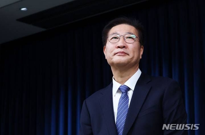 [서울=뉴시스] 전신 기자 = 법무부 장관 후보자로 지명된 박성재 전 서울고검장이 23일 서울 용산 대통령실 청사에서 소감을 밝힌 뒤 이동하고 있다. 2024.01.23. photo1006@newsis.com