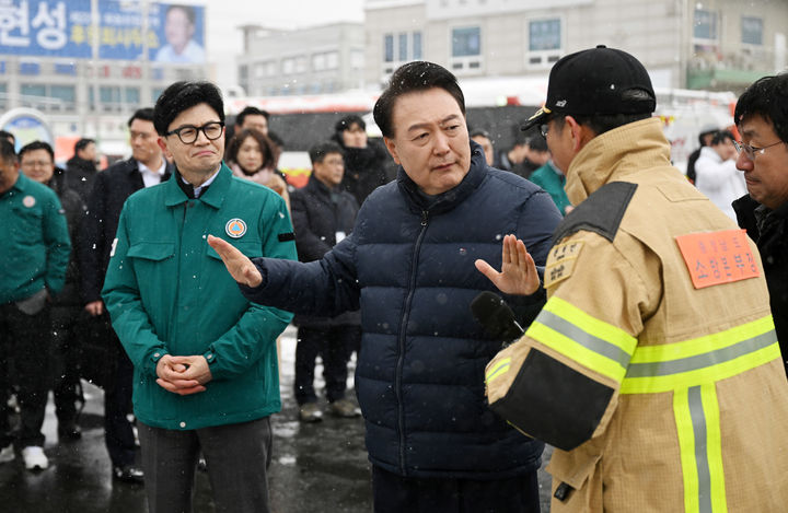[서울=뉴시스] 윤석열 대통령과 한동훈 국민의힘 비상대책위원장이 23일 충남 서천특화시장 화재 현장을 방문해 피해 상황을 점검하고 있다. (사진=대통령실 제공) 2024.01.23. photo@newsis.com *재판매 및 DB 금지