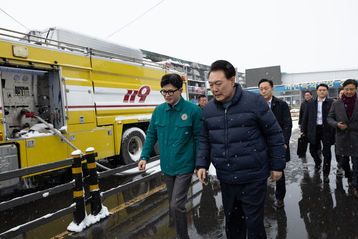 [서울=뉴시스] 윤석열 대통령이 한동훈 국민의힘 비상대책위원장과 함께 23일 오후 충남 서천군 서천수산물특화시장 화재 현장을 찾아 피해 상황을 점검하고 있다.(사진=대통령실 제공) 2024.01.23. photo@newsis.com *재판매 및 DB 금지