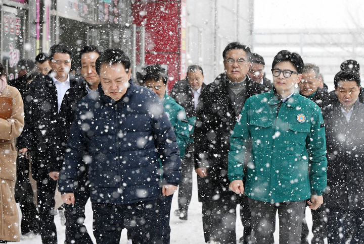 [서울=뉴시스] 윤석열 대통령과 한동훈 국민의힘 비상대책위원장이 23일 충남 서천특화시장 화재 현장을 방문해 피해 상황을 점검한 뒤 소방대원 대기 천막으로 이동하고 있다. (사진=대통령실 제공) 2024.01.23. photo@newsis.com *재판매 및 DB 금지