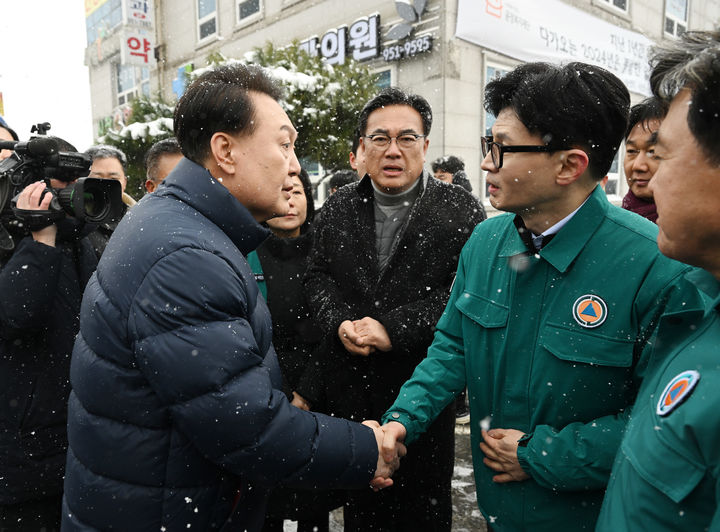 [서울=뉴시스] 윤석열 대통령과 한동훈 국민의힘 비상대책위원장이 난 23일 충남 서천특화시장 화재 현장을 방문해 피해 상황을 점검한 뒤 악수하고 있다. (사진=대통령실 제공) 2024.01.23. photo@newsis.com *재판매 및 DB 금지