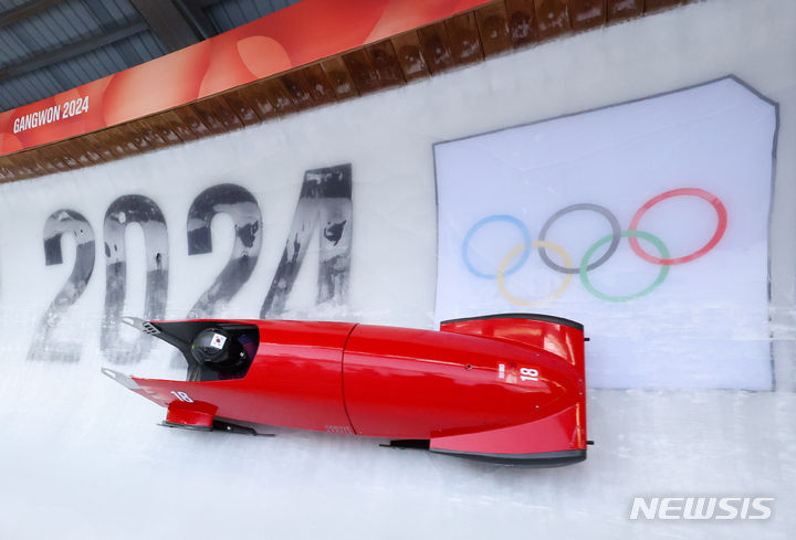 [평창=뉴시스] 황준선 기자 = 23일 강원 평창군 올림픽 슬라이딩 센터에서 열린 2024 강원동계청소년올림픽 대회 남자 봅슬레이 모노봅 경기 1차시기에서 한국 소재환이 질주하고 있다. 2024.01.23. hwang@newsis.com