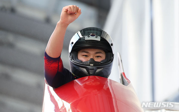 [평창=뉴시스] 황준선 기자 = 23일 강원 평창군 올림픽 슬라이딩 센터에서 열린 2024 강원동계청소년올림픽 대회 남자 봅슬레이 모노봅 경기에서 금메달을 차지한 한국 소재환이 2차시기를 마치고 결승선을 통과하며 기뻐하고 있다. 2024.01.23. hwang@newsis.com