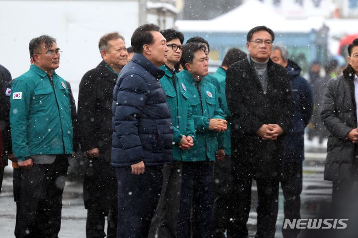 [서천=뉴시스] 조성봉 기자 = 윤석열 대통령과 한동훈 국민의힘 비상대책위원장이 23일 오후 충남 서천군 서천수산물특화시장 화재 현장을 찾아 피해 상황을 점검하고 있다. 2024.01.23. suncho21@newsis.com