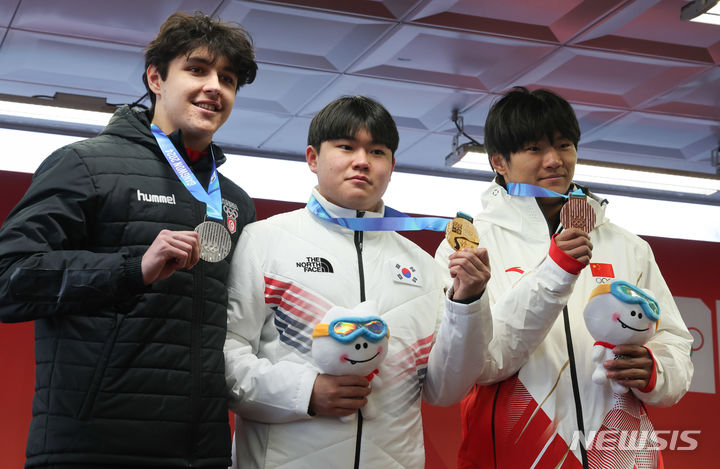 [평창=뉴시스] 황준선 기자 = 23일 강원 평창군 올림픽 슬라이딩 센터에서 열린 2024 강원동계청소년올림픽 대회 남자 봅슬레이 모노봅에서 금메달을 차지한 한국 소재환(가운데)이 은메달을 차지한 튀니지의 조나탕 루리미(왼쪽), 동메달을 차지한 중국의 츠샹위와 메달 시상식에서 기념촬영 하고 있다. 2024.01.23. hwang@newsis.com