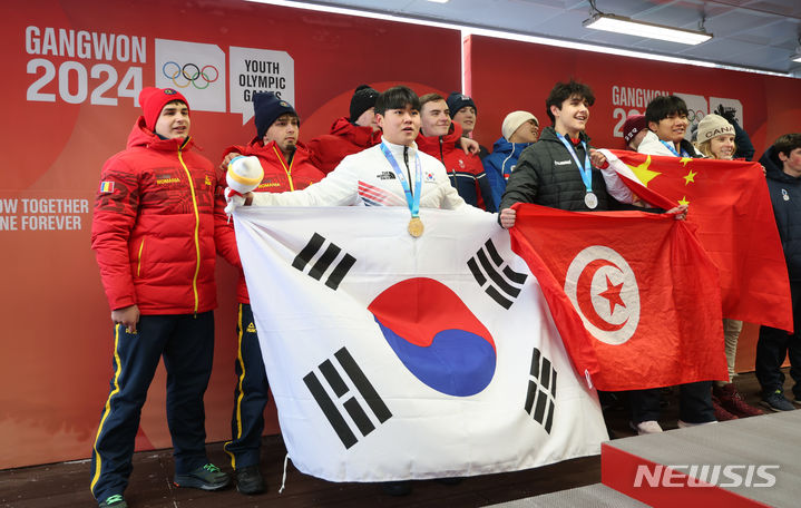 [평창=뉴시스] 황준선 기자 = 23일 강원 평창군 올림픽 슬라이딩 센터에서 열린 2024 강원동계청소년올림픽 대회 남자 봅슬레이 모노봅에서 금메달을 차지한 한국 소재환(가운데)이 기념촬영 하고 있다. 2024.01.23. hwang@newsis.com
