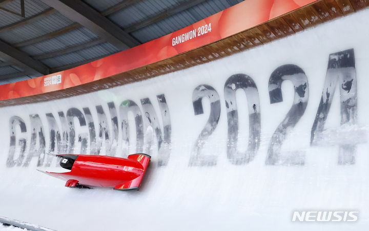 [평창=뉴시스] 황준선 기자 = 23일 강원 평창군 올림픽 슬라이딩 센터에서 열린 2024 강원동계청소년올림픽 대회 남자 봅슬레이 모노봅 경기 1차시기에서 한국 소재환이 질주하고 있다. 2024.01.23. hwang@newsis.com