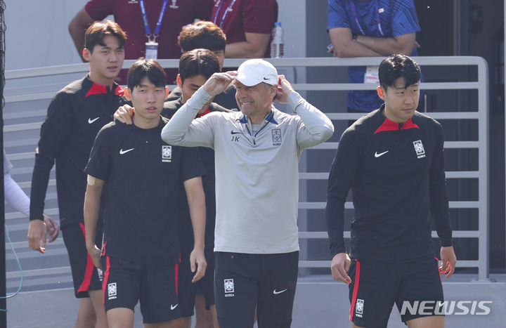 [도하(카타르)=뉴시스] 김근수 기자 = 위르겐 클린스만 감독, 손흥민 등 축구대표팀 선수들이 23일(현지시각) 카타르 도하 알 에글라 트레이닝 센터에서 열린 훈련장으로 이동하고 있다. 위르겐 클린스만 감독이 이끄는 대표팀은 오는 25일 말레이시아와 마지막 조별예선 3차전을 치른다. 2024.01.23. ks@newsis.com