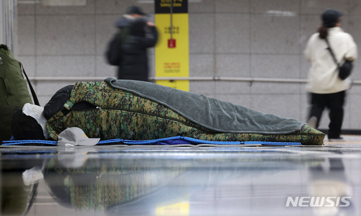 [서울=뉴시스] 김명년 기자 = 지난 1월23일 오후 서울 중구 서울역 지하도에서 한 노숙인이 침낭속에서 추위를 피하고 있는 모습. 2024.01.23. kmn@newsis.com