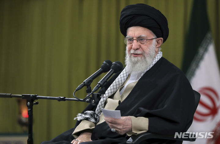 [테헤란=AP/뉴시스] 아야톨라 알리 하메네이 이란 최고지도자가 지난 1월23일(현지시각) 이란 수도 테헤란에서 열린 회의에 참석해 연설하는 모습. 사진은 이란 최고지도자실 제공. 2024.04.03.