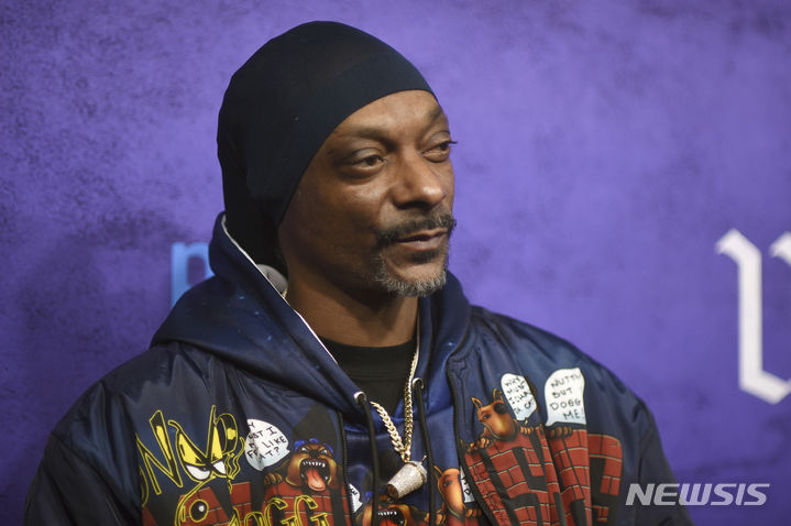 [컬버시티=AP/뉴시스] 미국 유명 래퍼 스눕 독이 트럼프를 사랑하고 존경한다고 밝혔다. 사진은 지난 1월 23일 캘리포니아 컬버시티 컬버 극장에서 열린 영화 '언더독스' 시사회에 참석한 스눕 독. 2024.01.30