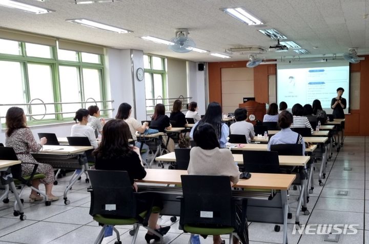 [용인=뉴시스] 2023년 용인특례시가 진행한 평생교육 프로그램 현장(사진=용인시 제공) 2024.01.24.photo@newsis.com