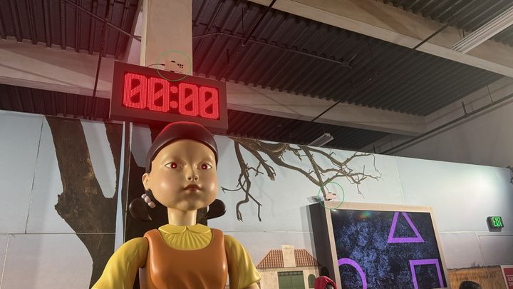 [로스앤젤레스=뉴시스] 윤정민 기자 = 뉴시스가 19일(현지시간) 찾은 미국 캘리포니아주 로스앤젤로스 CBS 스튜디오에 위치한 넷플릭스 '오징어 게임: 더 트라이얼' 체험관 내 '무궁화 꽃이 피었습니다'존에서 비치된 삼성전자 갤럭시 S23 울트라(초록색 동그라미 표시). 2023.01.24. alpaca@newsis.com *재판매 및 DB 금지