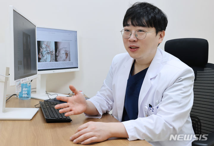 [서울=뉴시스]하악이 발달하지 않은 반안면 왜소증 동반 소이증 환자일수록 귀 재건 수술의 위험도를 좌우하는 혈관 변이가 생길 확률이 높다는 연구 결과가 나왔다. 반안면 왜소증을 동반한 소이증은 한쪽 얼굴이 작거나 삐뚤어져 수술이 필요한데, 귀 주변 혈관에 변이가 많아 귀 재건 수술의 위험이 높다. (사진= 고려대 안암병원 제공) 2024.01.24. photo@newsis.com. 
