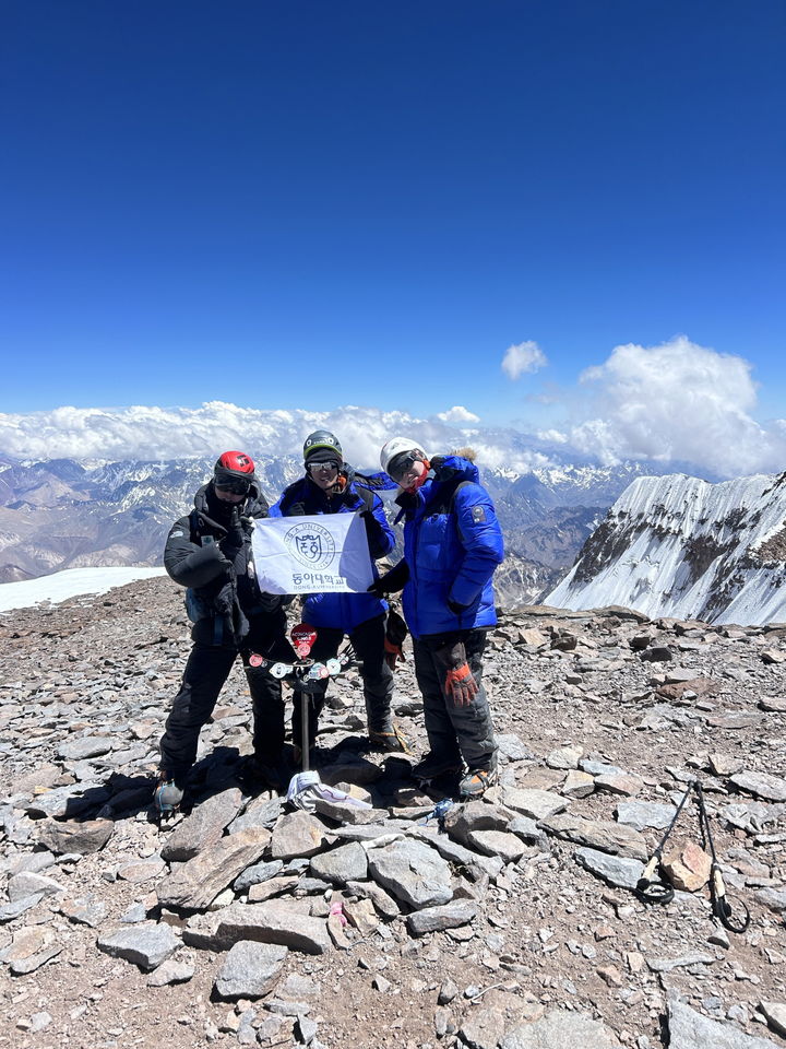 [부산=뉴시스] 동아대학교는 산악회 동문들이 남극 최고봉 Vinson(빈슨) 등반에 성공, 세계 7대륙 최고봉 등정을 완성했다고 24일 밝혔다. (사진=동아대 제공) *재판매 및 DB 금지