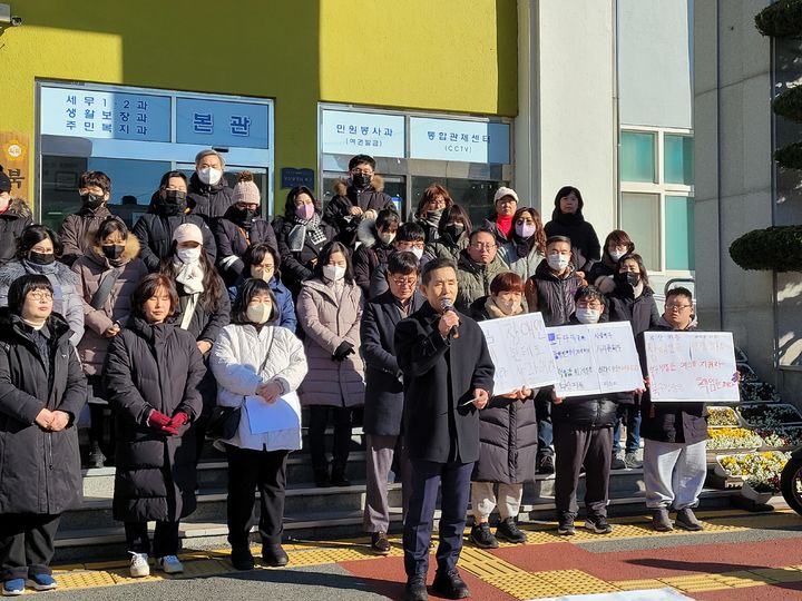 [부산=뉴시스] 오태원 부산 북구청장이 24일 북구청 앞에서 논란이 된 장애인 차별 발언에 대해 공식 사과하고 있다. (사진=부산장애인부모회 제공) 2024.01.24. photo@newsis.com *재판매 및 DB 금지