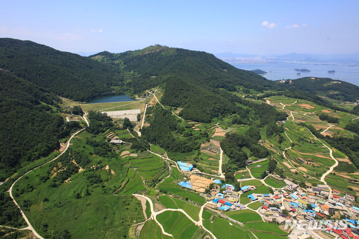 [창원=뉴시스] 고려대장경 판각지로 알려진 남해군 고현면 전 선원사지와 전 백련암지.(사진=경남도 제공)