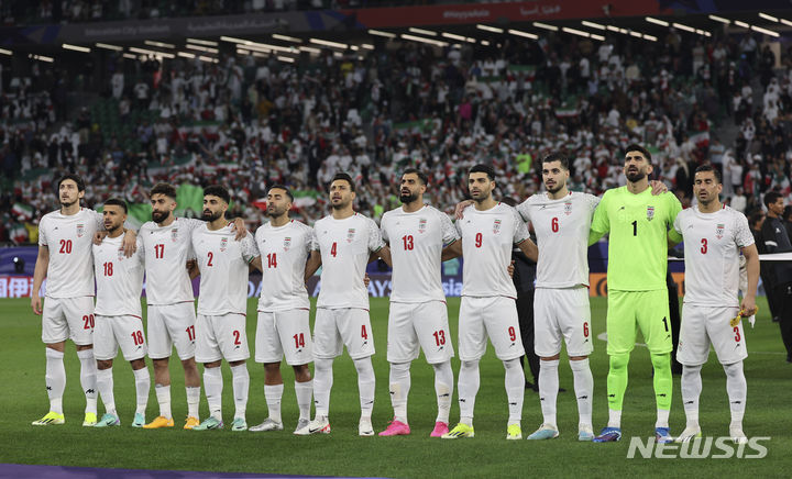 [알라이얀(카타르)=뉴시스] 김근수 기자 = 이란 축구대표팀 선수들이 23일(현지시각) 카타르 알 라이얀 에듀케이션 시티 스타디움에서 열린 아시아축구연맹(AFC) 2023 카타르 아시안컵 C조 조별예선 3차전 이란 대 아랍에미리트의 경기 시작 전 국가를 부르고 있다. 2024.01.23. ks@newsis.com