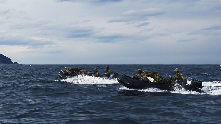 [서울=뉴시스] 최진석 기자 = 해군특수전전단 특전요원(UDT/SEAL)들이 지난 17일 강원도 동해안 일대에서 고속고무보트 항해 훈련을 하고 있다. 이번 혹한기 훈련은 지난 16일부터 25일까지 진행된다. (사진=해군 제공) 2024.01.24. photo@newsis.com *재판매 및 DB 금지