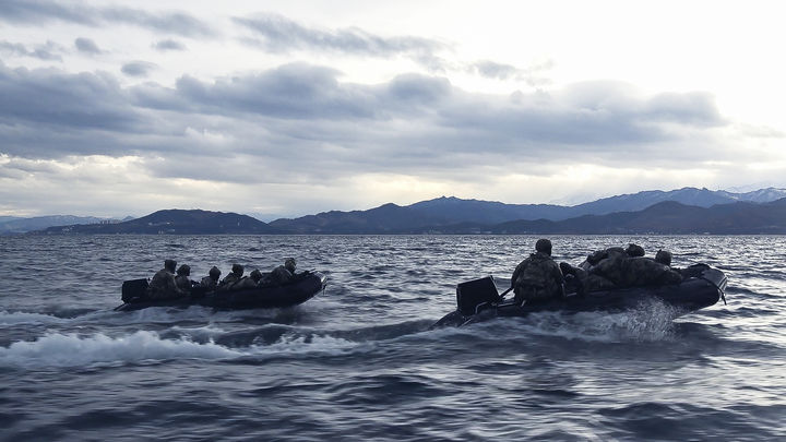 [서울=뉴시스] 최진석 기자 = 해군특수전전단 특전요원(UDT/SEAL)들이 지난 17일 강원도 동해안 일대에서 고속고무보트 항해 훈련을 하고 있다. 이번 혹한기 훈련은 지난 16일부터 25일까지 진행된다. (사진=해군 제공) 2024.01.24. photo@newsis.com *재판매 및 DB 금지