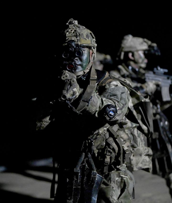 [서울=뉴시스] 최진석 기자 = 해군특수전전단 특전요원(UDT/SEAL)들이 지난 17일 강원도 동해안 일대에서 해안침투 훈련을 하고 있다. 이번 혹한기 훈련은 지난 16일부터 25일까지 진행된다. (사진=해군 제공) 2024.01.24. photo@newsis.com *재판매 및 DB 금지