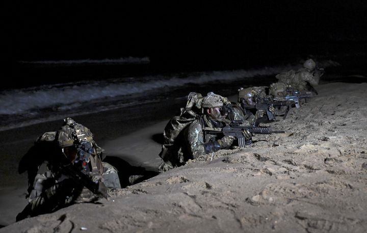 [서울=뉴시스] 최진석 기자 = 해군특수전전단 특전요원(UDT/SEAL)들이 지난 17일 강원도 동해안 일대에서 해안침투 훈련을 하고 있다. 이번 혹한기 훈련은 지난 16일부터 25일까지 진행된다. (사진=해군 제공) 2024.01.24. photo@newsis.com *재판매 및 DB 금지