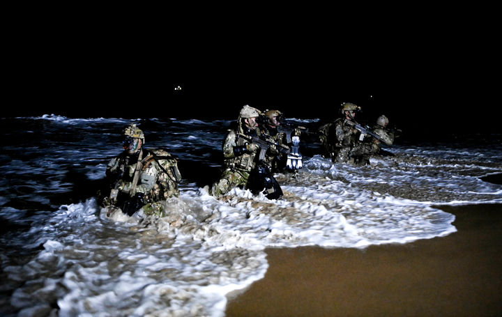 [서울=뉴시스] 최진석 기자 = 해군특수전전단 특전요원(UDT/SEAL)들이 지난 17일 강원도 동해안 일대에서 해안침투 훈련을 하고 있다. 이번 혹한기 훈련은 지난 16일부터 25일까지 진행된다. (사진=해군 제공) 2024.01.24. photo@newsis.com *재판매 및 DB 금지