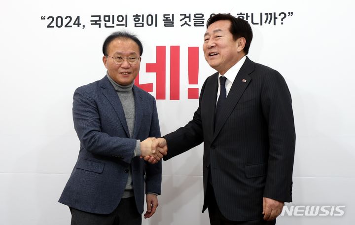 [서울=뉴시스] 조성봉 기자 = 윤재옥 국민의힘 원내대표가 24일 오전 서울 여의도 국회에서 김기문 중소기업중앙회장과 중대재해처벌법 관련 면담을 하기 전 악수를 하고 있다. 2024.01.24. suncho21@newsis.com