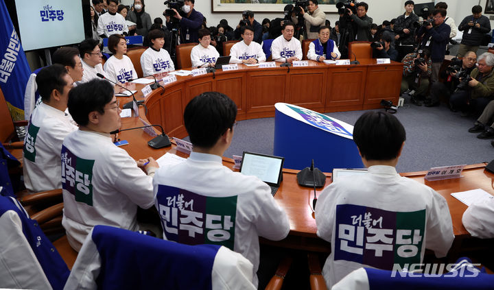 [서울=뉴시스] 추상철 기자 = 이재명 더불어민주당 대표가 24일 오전 서울 여의도 국회에서 열린 더불어민주당 새 PI 선포식에서 발언하고 있다. 2024.01.24. scchoo@newsis.com