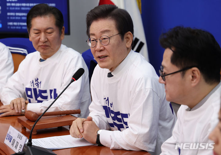 [서울=뉴시스] 추상철 기자 = 이재명 더불어민주당 대표가 24일 오전 서울 여의도 국회에서 열린 더불어민주당 새 PI 선포식에서 발언하고 있다. 2024.01.24. scchoo@newsis.com