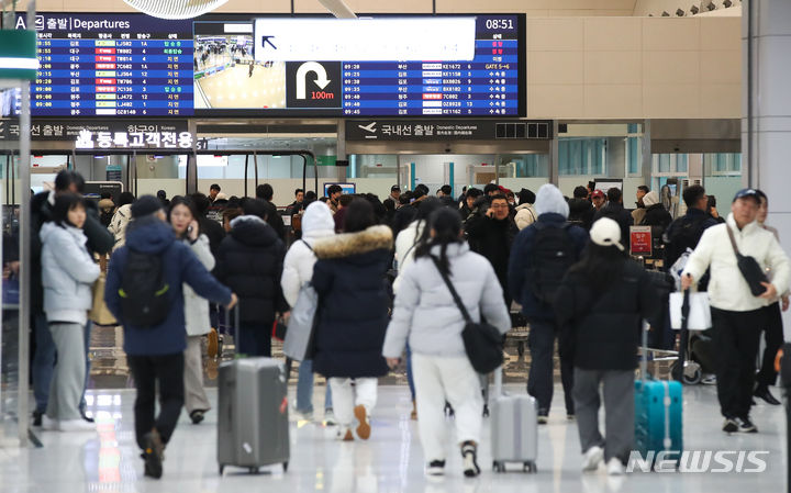 [제주=뉴시스] 우장호 기자 = 지난 24일 오전 제주국제공항에서 이용객들이 분주하게 이동하고 있는 모습. 2024.01.24. woo1223@newsis.com