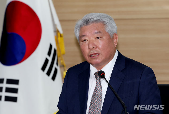 [과천=뉴시스] 김진아 기자 = 김홍일 방송통신위원장이 24일 오전 경기 과천시 방송통신위원회에서 열린 2차 방송통신위원회 회의에서 발언하고 있다. 2024.01.24. bluesoda@newsis.com