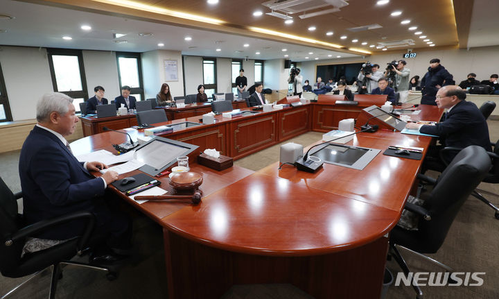 [과천=뉴시스] 김진아 기자 = 김홍일 방송통신위원장이 24일 오전 경기 과천시 방송통신위원회에서 열린 2차 방송통신위원회 회의에서 발언하고 있다. 2024.01.24. bluesoda@newsis.com