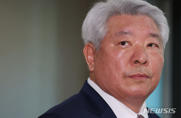 [과천=뉴시스] 김진아 기자 = 김홍일 방송통신위원장이 24일 오전 경기 과천시 방송통신위원회에서 열린 2차 방송통신위원회 회의에 참석해 있다. 2024.01.24. bluesoda@newsis.com