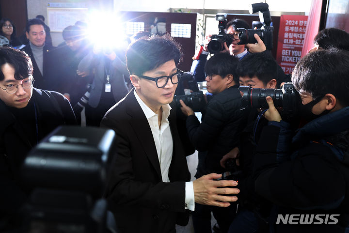 [서울=뉴시스] 추상철 기자 = 한동훈 국민의힘 비상대책위원장이 24일 오전 서울 여의도 국회 본관에서 국민의힘 당 사무처 순방을 하고 있다. 2024.01.24. scchoo@newsis.com