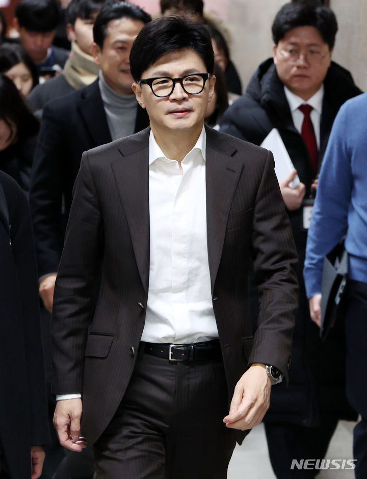[서울=뉴시스] 추상철 기자 = 한동훈 국민의힘 비상대책위원장이 24일 오전 서울 여의도 국회 본관에서 국민의힘 당 사무처 순방을 하고 있다. 2024.01.24. scchoo@newsis.com