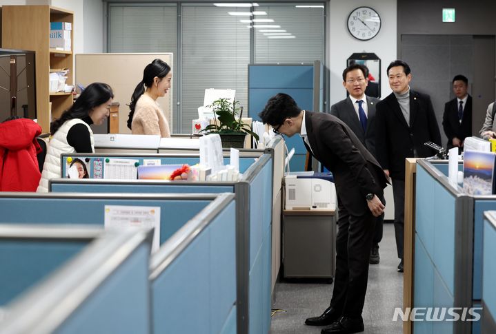 [서울=뉴시스] 조성봉 기자 = 한동훈 국민의힘 비상대책위원장이 24일 오전 서울 여의도 국회에서 당 사무처 직원들에게 허리숙여 인사를 하고 있다. 2024.01.24. suncho21@newsis.com