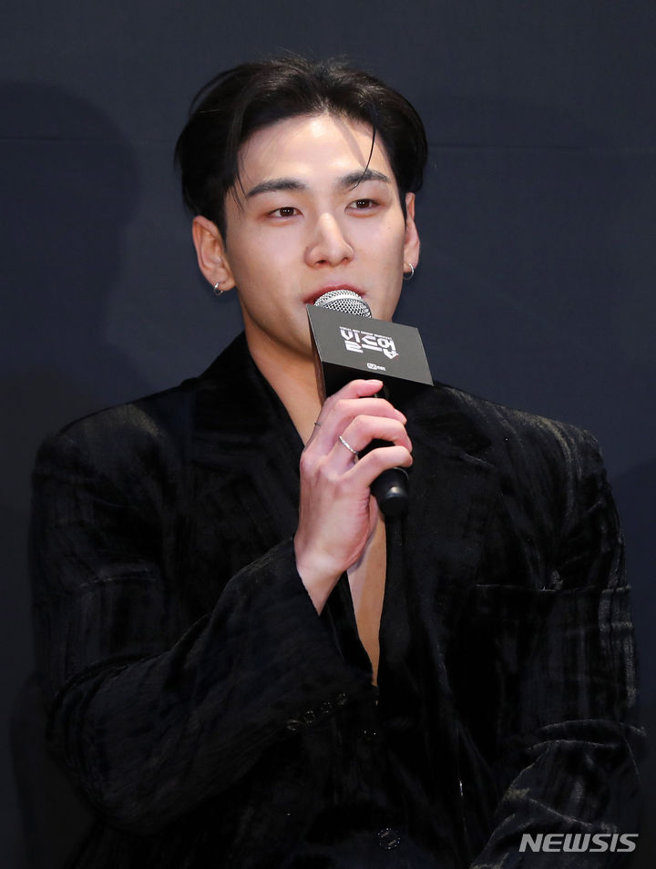 [서울=뉴시스] 김혜진 기자 = 가수 백호가 24일 오전 서울 마포구 CJ ENM에서 열린 Mnet '빌드업: 보컬 보이그룹 서바이벌' 제작발표회에서 인사말을 하고 있다. 2024.01.24. jini@newsis.com