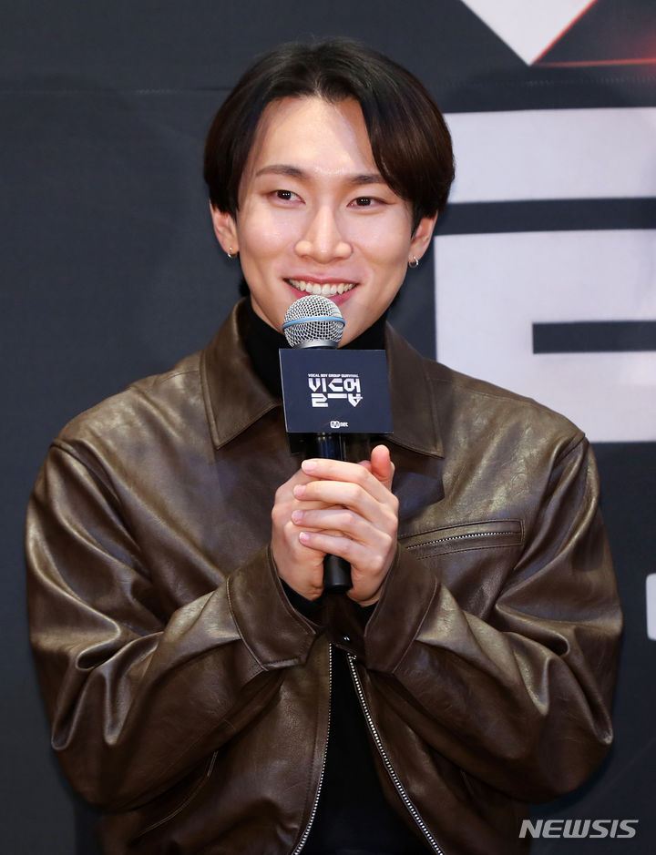 [서울=뉴시스] 김혜진 기자 = 가수 서은광이 24일 오전 서울 마포구 CJ ENM에서 열린 Mnet '빌드업: 보컬 보이그룹 서바이벌' 제작발표회에서 인사말을 하고 있다. 2024.01.24. jini@newsis.com