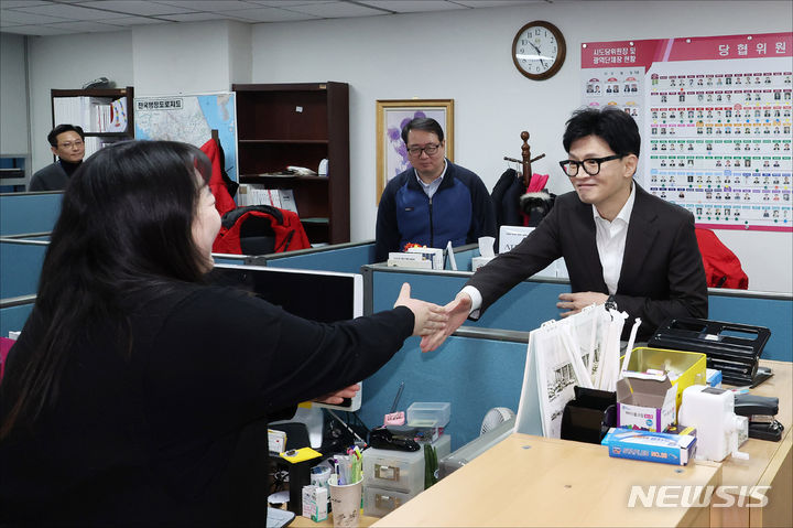[서울=뉴시스] 조성봉 기자 = 한동훈 국민의힘 비상대책위원장이 24일 오전 서울 여의도 국회에서 당 사무처 직원들과 인사를 하고 있다. (공동취재) 2024.01.24. photo@newsis.com