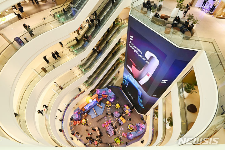 [수원=뉴시스] 김종택 기자 = 24일 경기도 수원시 장안구 '스타필드 수원'에서 열린 프리 오픈 행사를 찾은 시민들이 매장을 둘러보고 있다. 오는 26일 정식 개장(그랜드 오픈)하는 스타필드 수원은 기존 가족 중심 1세대 스타필드에서 한 차원 진화한 MZ세대 중심 '스타필드 2.0'을 구현한 최초의 공간으로 신세계 그룹 오프라인&nbsp; 유통 역량과 노하우가 결집됐다. 2024.01.24. jtk@newsis.com