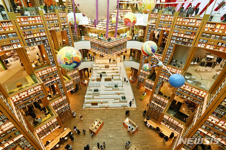 [수원=뉴시스] 김종택 기자 = 24일 경기도 수원시 장안구 '스타필드 수원'에서 열린 프리 오픈 행사를 찾은 시민들이 별마당 도서관을 둘러보고 있다. 오는 26일 정식 개장(그랜드 오픈)하는 스타필드 수원은 기존 가족 중심 1세대 스타필드에서 한 차원 진화한 MZ세대 중심 '스타필드 2.0'을 구현한 최초의 공간으로 신세계 그룹 오프라인&nbsp; 유통 역량과 노하우가 결집됐다. 2024.01.24. jtk@newsis.com