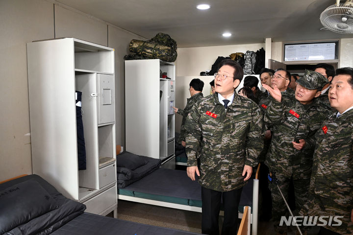 [서울=뉴시스] 국회사진기자단 = 설맞이 군장병 격려를 위해 24일 경기 김포시 통진읍 해병2사단 1여단을 찾은 이재명 더불어민주당 대표가 내무반을 둘러보고 있다. 2024.01.24. photo@newsis.com