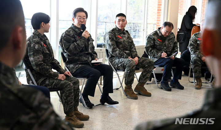 [서울=뉴시스] 국회사진기자단 =  설맞이 군장병 격려를 위해 24일 경기 김포시 통진읍 해병2사단 1여단을 찾은 이재명 더불어민주당 대표가 장병간담회에서 발언하고 있다. 2024.01.24. photo@newsis.com