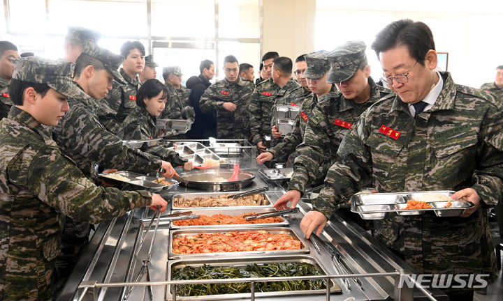 [서울=뉴시스] 국회사진기자단 = 설맞이 군장병 격려를 위해 24일 경기 김포시 통진읍 해병2사단 1여단을 찾은 이재명(오른쪽)더불어민주당 대표가 부대내 식당에서 점심식사를 위해 식판에 음식을 덜고 있다. 2024.01.24. photo@newsis.com